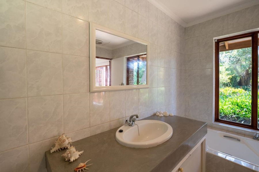To Let 4 Bedroom Property for Rent in Brenton On Lake Western Cape